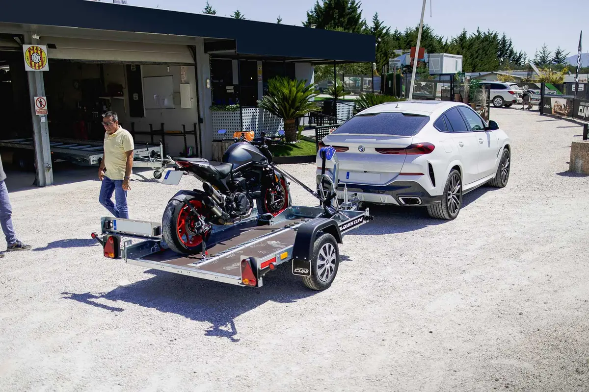 Moto cargada en una plataforma de motos de Remolques Cuni