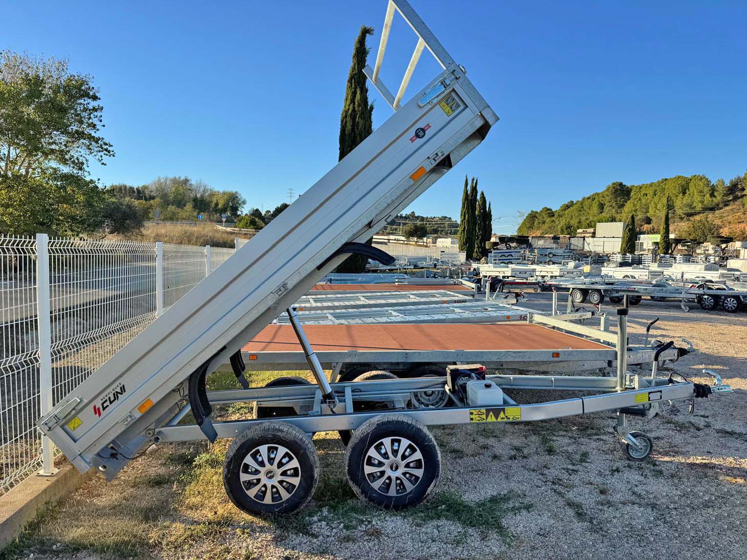 Remolque de 2000kg basculante hidraulico electrico 3 Remolque de 2000kg basculante hidraulico electrico - Imagen 2