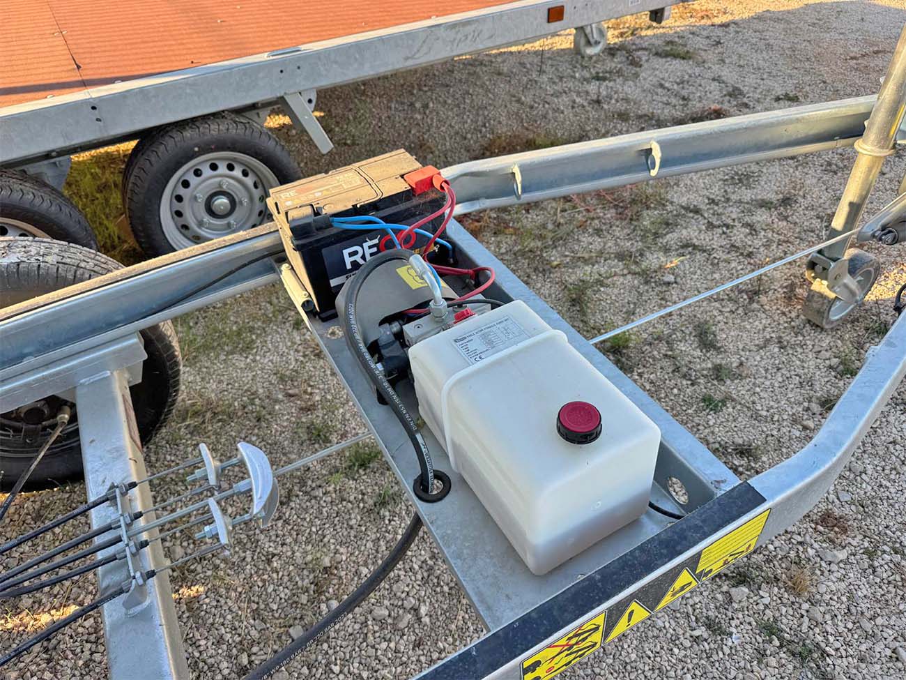 Remolque de 2000kg basculante hidraulico electrico 5 Remolque de 2000kg basculante hidraulico electrico - Imagen 4