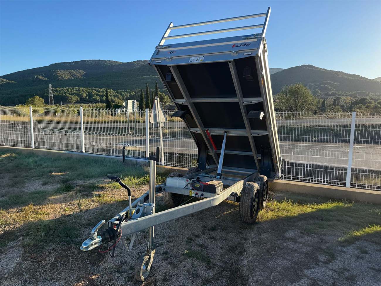 Remolque de 2000kg basculante hidraulico electrico 7 Remolque de 2000kg basculante hidraulico electrico - Imagen 6