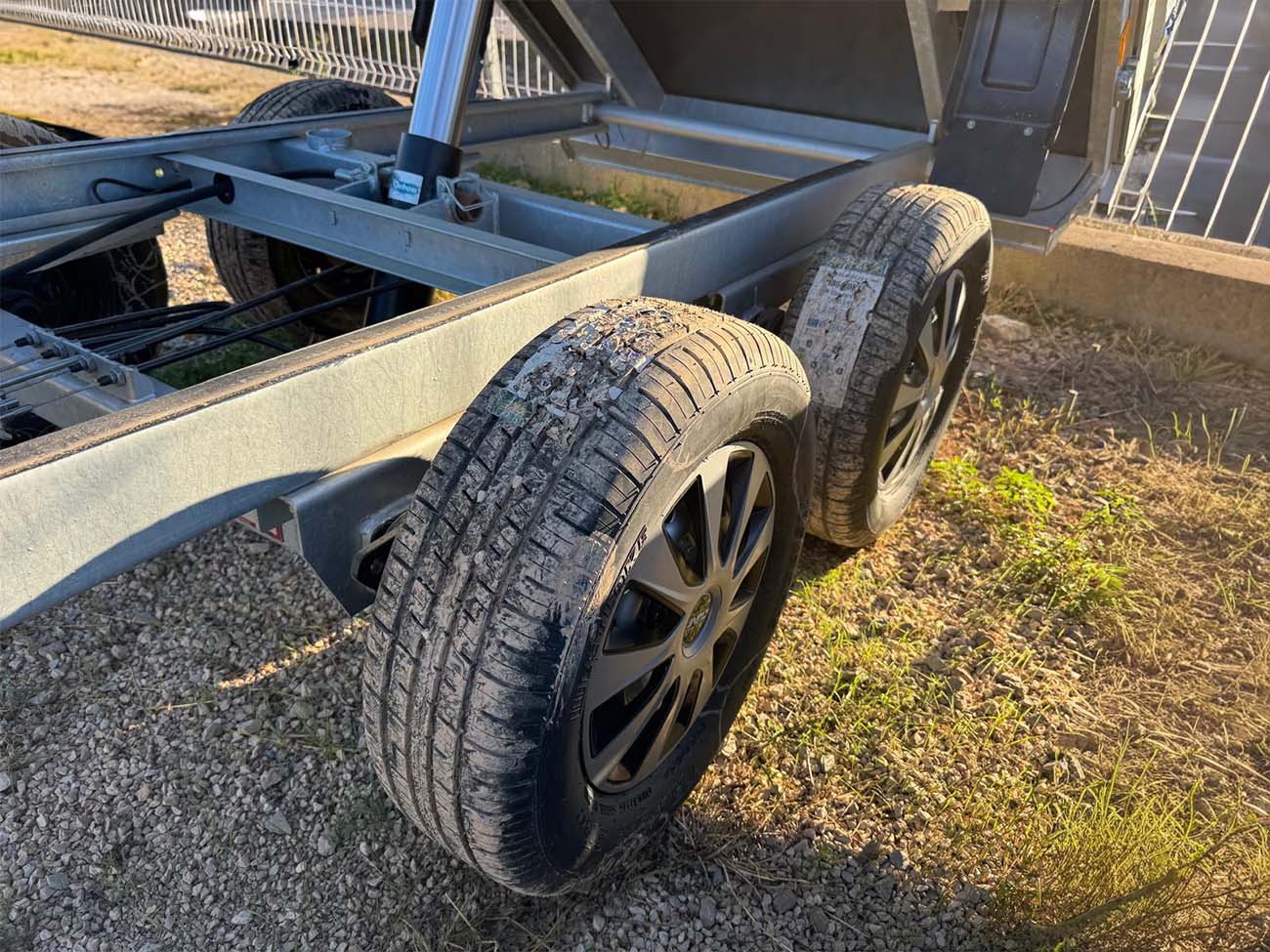 Remolque de 2000kg basculante hidraulico electrico 8 Remolque de 2000kg basculante hidraulico electrico - Imagen 7