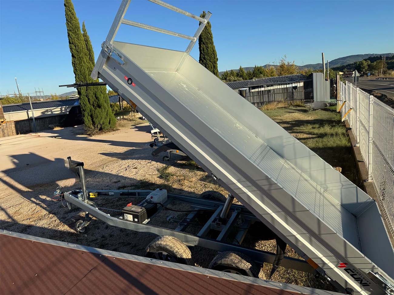 Remolque de 2000kg basculante hidraulico electrico 9 Remolque de 2000kg basculante hidraulico electrico - Imagen 8