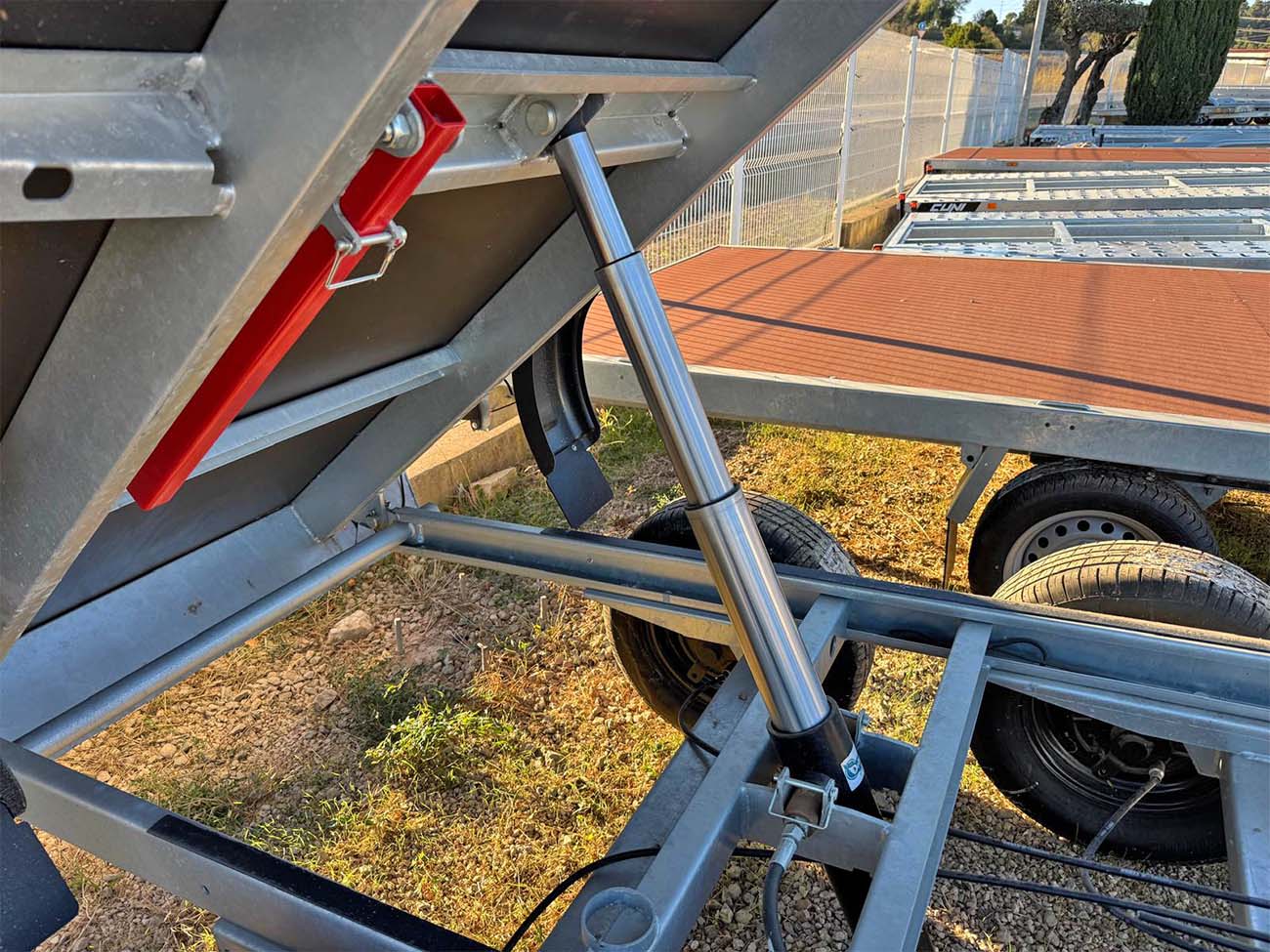 Remolque de 2000kg basculante hidraulico electrico 10 Remolque de 2000kg basculante hidraulico electrico - Imagen 9