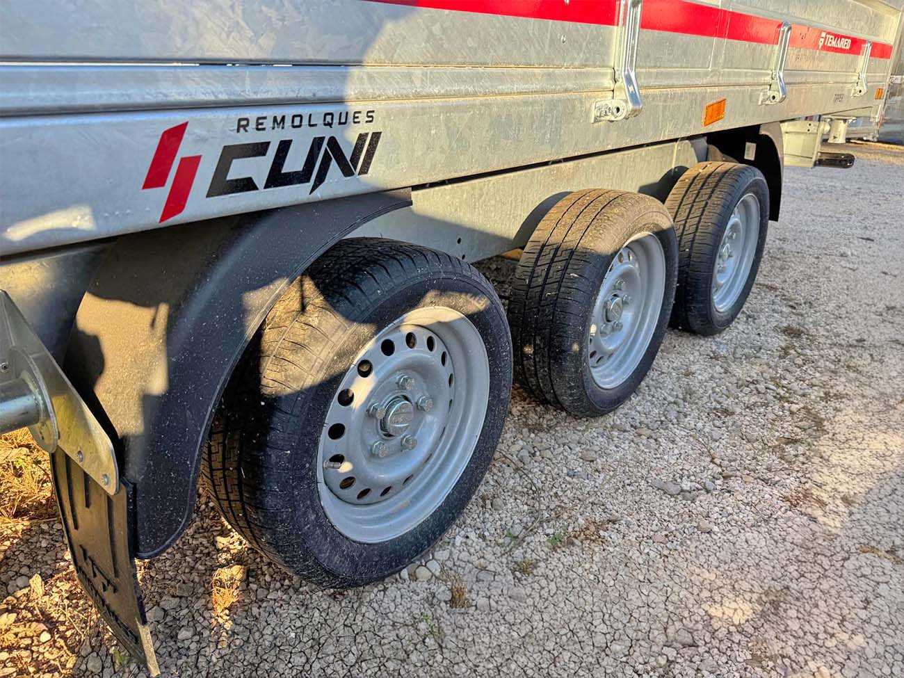 Remolque de 3500kg basculante hidraulico electrico 3 Remolque de 3500kg basculante hidraulico electrico - Imagen 2