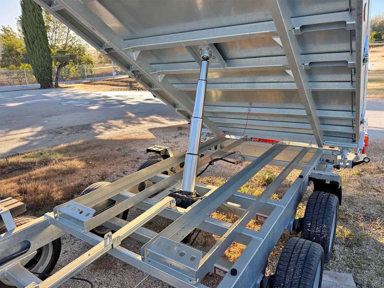 Remolque de 3500kg basculante hidraulico electrico 5 Remolque de 3500kg basculante hidraulico electrico - Imagen 4